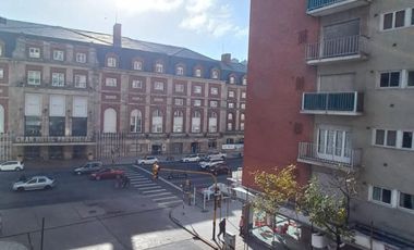 2 ambientes a la calle con balcón cerrado en Plaza Colón