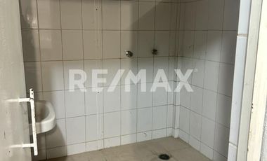 CASA COMERCIAL EN RENTA  - (3)