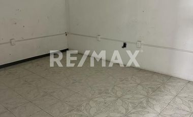 CASA COMERCIAL EN RENTA  - (3)