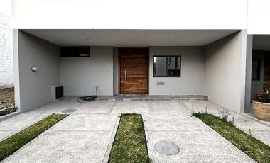 Casa No. 208 en Coto Altanza en Soaré III, Solares, Zapopan