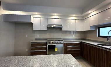 Casa No. 208 en Coto Altanza en Soaré III, Solares, Zapopan