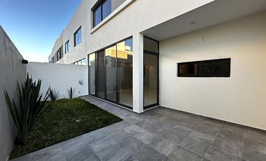 Casa No. 208 en Coto Altanza en Soaré III, Solares, Zapopan