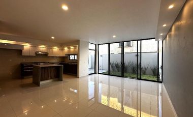 Casa No. 208 en Coto Altanza en Soaré III, Solares, Zapopan