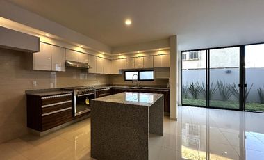 Casa No. 208 en Coto Altanza en Soaré III, Solares, Zapopan