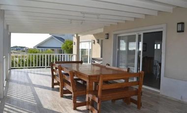 Casa en venta - 4 Dormitorios 4 Baños - 334Mts2 - Costa Esmeralda, Pinamar