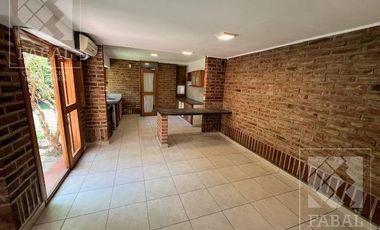 Casa  alquiler Jardines del Rey, 3 dormitorios (suite), 3 baños, cochera, jardín y parrilla
