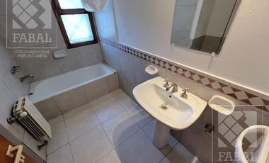 Casa  alquiler Jardines del Rey, 3 dormitorios (suite), 3 baños, cochera, jardín y parrilla