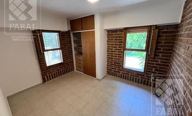 Casa  alquiler Jardines del Rey, 3 dormitorios (suite), 3 baños, cochera, jardín y parrilla