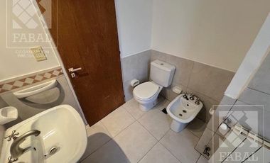 Casa  alquiler Jardines del Rey, 3 dormitorios (suite), 3 baños, cochera, jardín y parrilla
