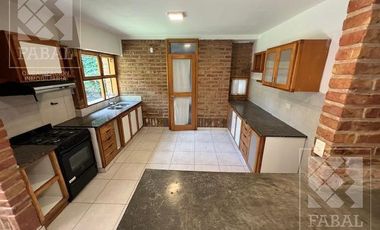 Casa  alquiler Jardines del Rey, 3 dormitorios (suite), 3 baños, cochera, jardín y parrilla