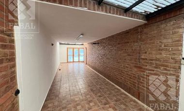 Casa  alquiler Jardines del Rey, 3 dormitorios (suite), 3 baños, cochera, jardín y parrilla