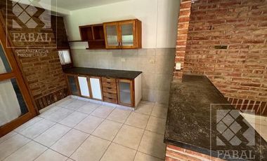 Casa  alquiler Jardines del Rey, 3 dormitorios (suite), 3 baños, cochera, jardín y parrilla