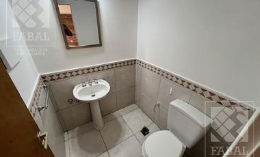 Casa  alquiler Jardines del Rey, 3 dormitorios (suite), 3 baños, cochera, jardín y parrilla