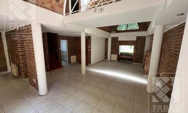 Casa  alquiler Jardines del Rey, 3 dormitorios (suite), 3 baños, cochera, jardín y parrilla