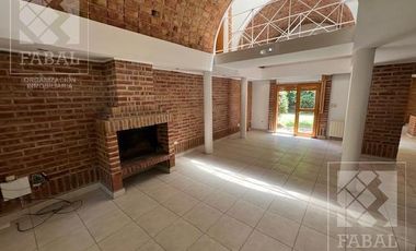 Casa  alquiler Jardines del Rey, 3 dormitorios (suite), 3 baños, cochera, jardín y parrilla