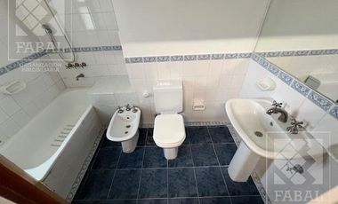 Casa  alquiler Jardines del Rey, 3 dormitorios (suite), 3 baños, cochera, jardín y parrilla