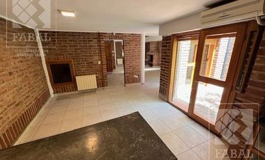 Casa  alquiler Jardines del Rey, 3 dormitorios (suite), 3 baños, cochera, jardín y parrilla
