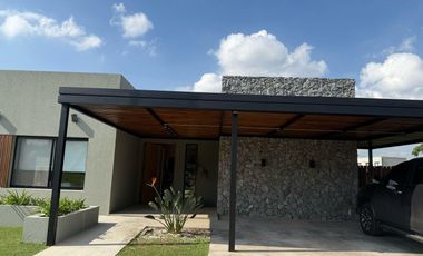 Muy linda casa moderna en Santa Lucia!