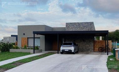 Muy linda casa moderna en Santa Lucia!