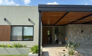 Muy linda casa moderna en Santa Lucia!
