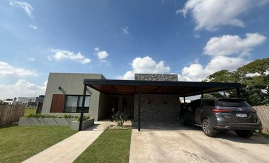 Muy linda casa moderna en Santa Lucia!