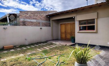 En venta, Casa de 3 Dormitorios, B. Los Nogales, Plottier.