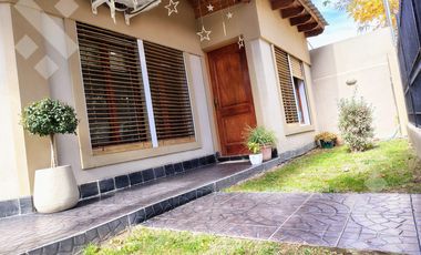 En venta, Casa de 3 Dormitorios, B. Los Nogales, Plottier.