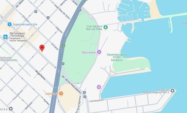 Oficina en  el Centro Comercial del Puerto a una cuadra de la costa