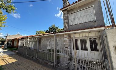 Casa cinco ambientes a la venta en Wilde Apto credito