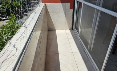 Departamento 2 ambientes con balcon a la calle