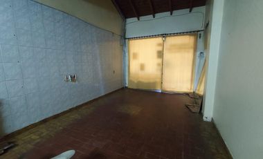 Venta. Casa 3 dormitorios. 4 ambientes. Almirante Brown, Moron.