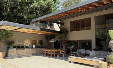 Se vende casa en Valle de Bravo a orillas del Lago.