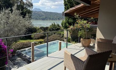 Se vende casa en Valle de Bravo a orillas del Lago.
