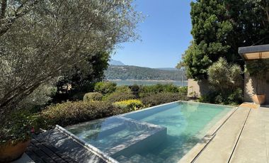 Se vende casa en Valle de Bravo a orillas del Lago.