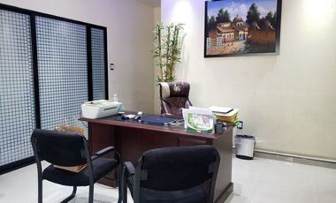 HOGAR MODERNO OFICINAS CON PATIO DE MANIOBRAS