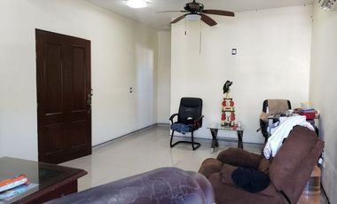 HOGAR MODERNO OFICINAS CON PATIO DE MANIOBRAS