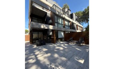 Moderno departamento en pinamar con piscina y cochera