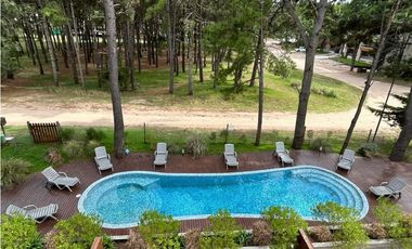 Moderno departamento en pinamar con piscina y cochera