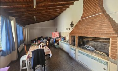 chalet 4 dormitorios + departamento de 2 ambientes