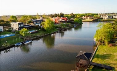 VENTA  CASA SAN MARCO TIGRE FRENTE AL RIO  MUELLE GALERIA PISCINA