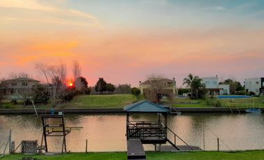 VENTA  CASA SAN MARCO TIGRE FRENTE AL RIO  MUELLE GALERIA PISCINA