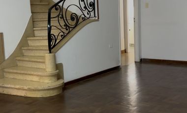 Casa en alquiler de 4 dormitorios c/ cochera en La Plata