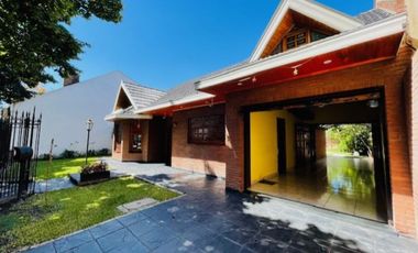 Casa 4 ambientes en venta Monte Grande con pileta
