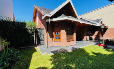 Casa 4 ambientes en venta Monte Grande con pileta