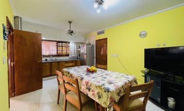 Casa 4 ambientes en venta Monte Grande con pileta