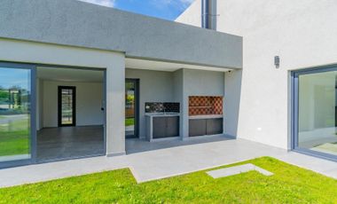 VENTA CASA 5 AMBIENTES EN RUMENCÓ JOVEN