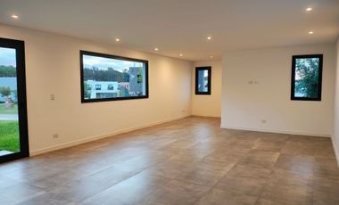 VENTA CASA 5 AMBIENTES EN RUMENCÓ JOVEN