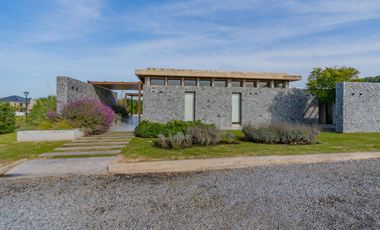 VENTA CASA 5 AMBIENTES EN RUMENCÓ JOVEN