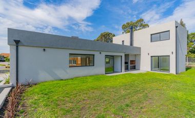 VENTA CASA 5 AMBIENTES EN RUMENCÓ JOVEN