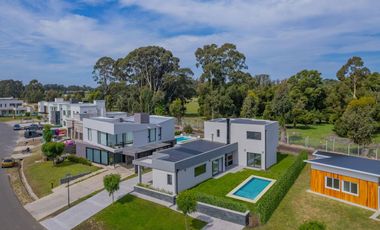 VENTA CASA 5 AMBIENTES EN RUMENCÓ JOVEN